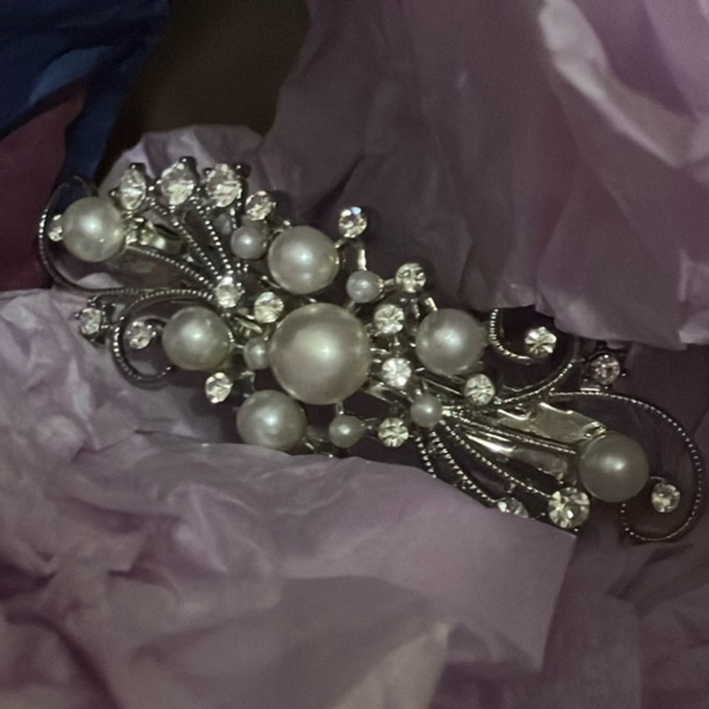 Fashion Nova Pearl and Crystal Hair Clip